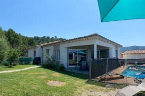 Maison avec piscine à l'orée de la forêt